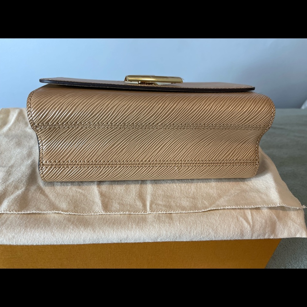 ✨Stunning Louis Vuitton Twist MM✨ - Picture 9 of 12